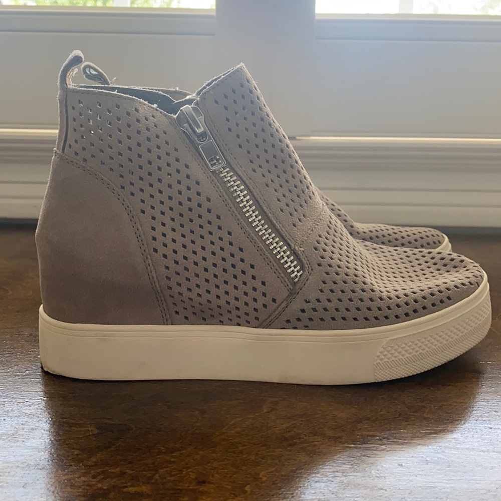 STEVE MADDEN BARELY WORN WEDGE SNEAKERS